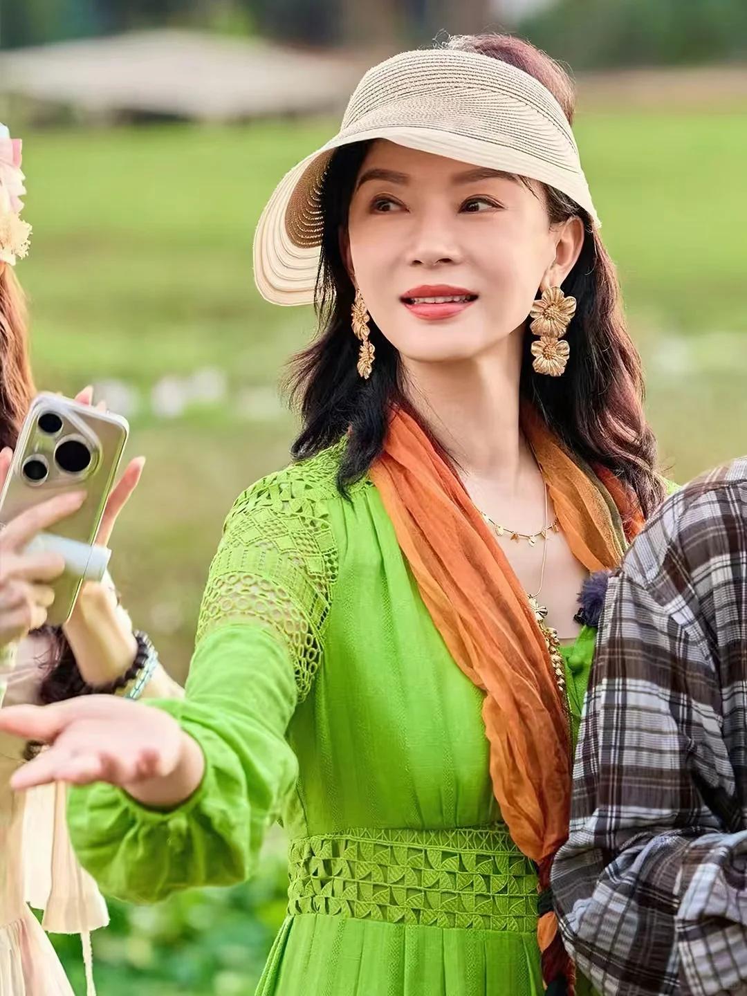 关于陈数，我特地去查了一下，
不查不知道，
原来她在当演员之前是专业的舞蹈演员！