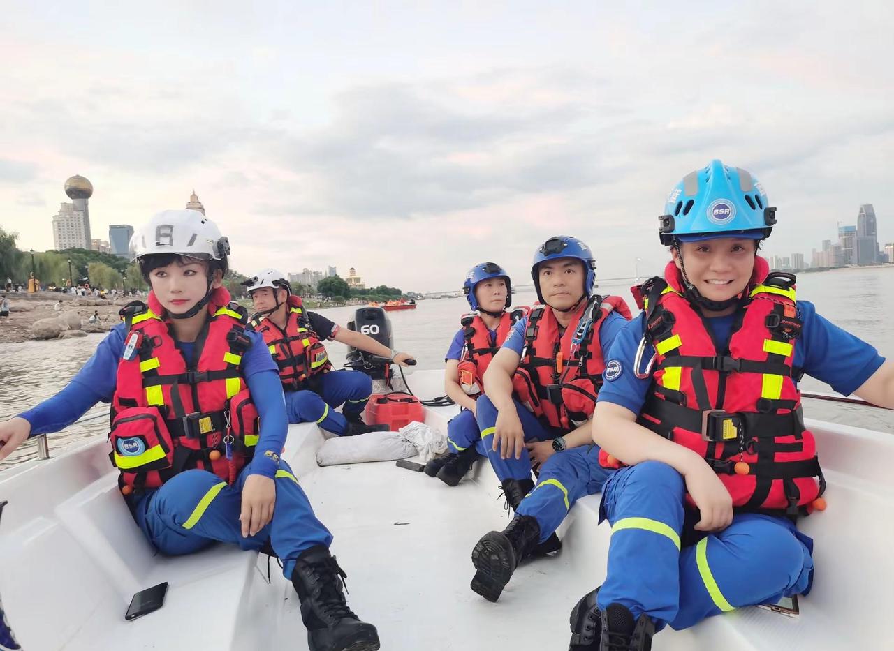 引擎轰鸣，水波翻涌。我们的每一次出发，都向着守护的方向