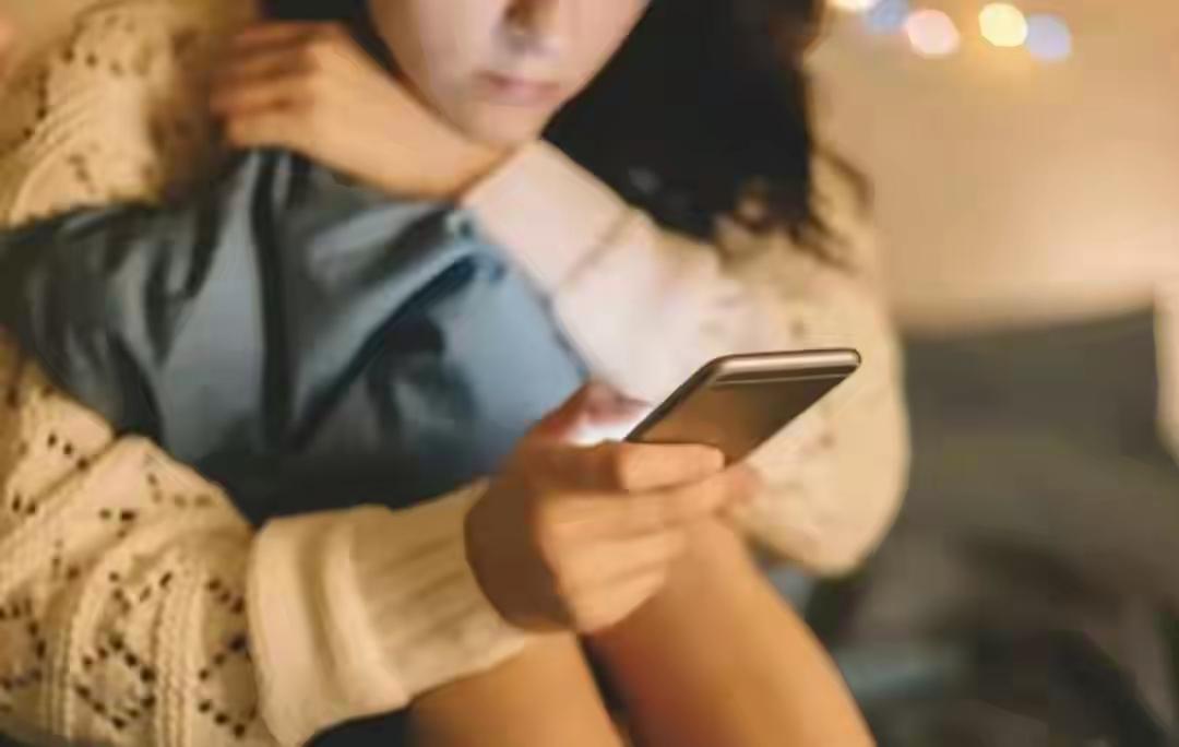 上海深夜夫妻沉默对坐刷手机：假性亲密正吞噬千万家庭！你的婚姻是否已死于无话可说？