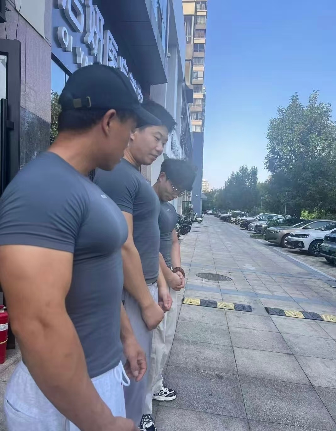 梦想不会自动成真，需要你用汗水浇灌，用坚持守护。 