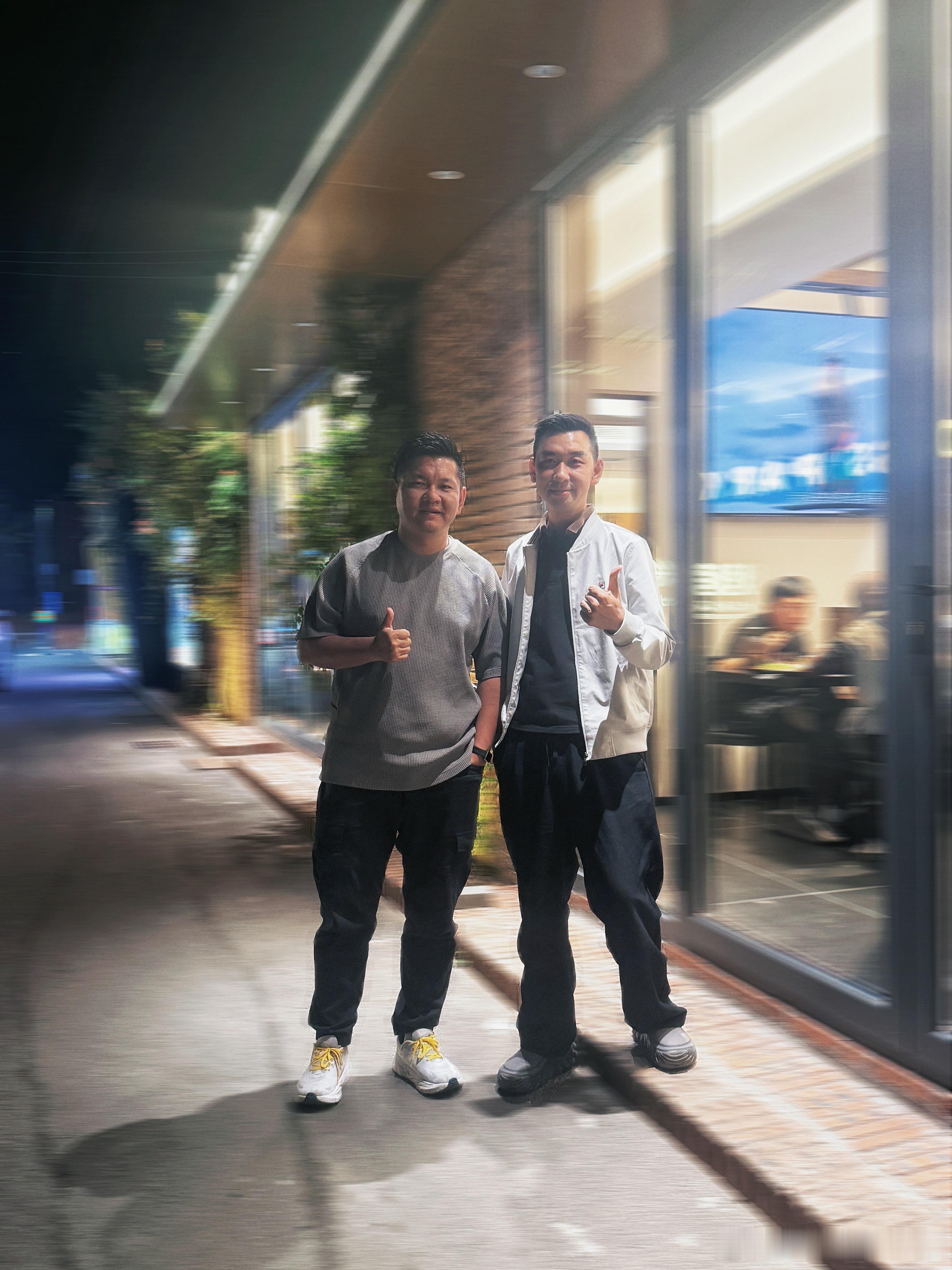 去野烤串 吃完还跟合上影了味道很不错，食材新鲜，停车方便～就是位置少，来晚要等位