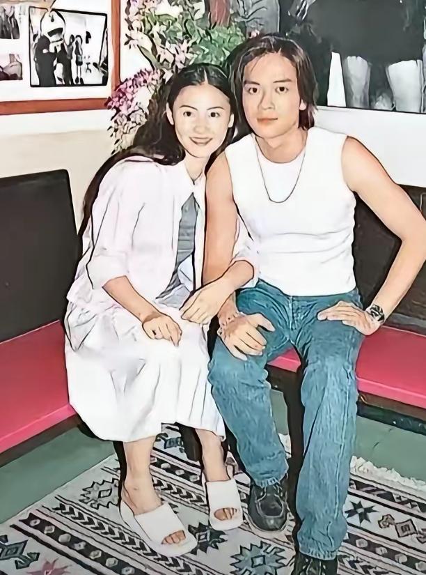 1999年，张柏芝与陈晓东恋爱了，两人花900万买了栋豪宅住一起，一年不到，两人