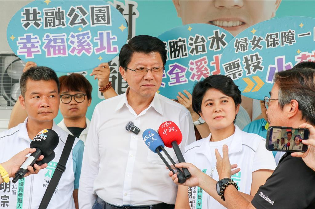 国民党台南市长参选人谢龙介9月15日专程前往新营区，为民众党市议员参选人陈诗薇进