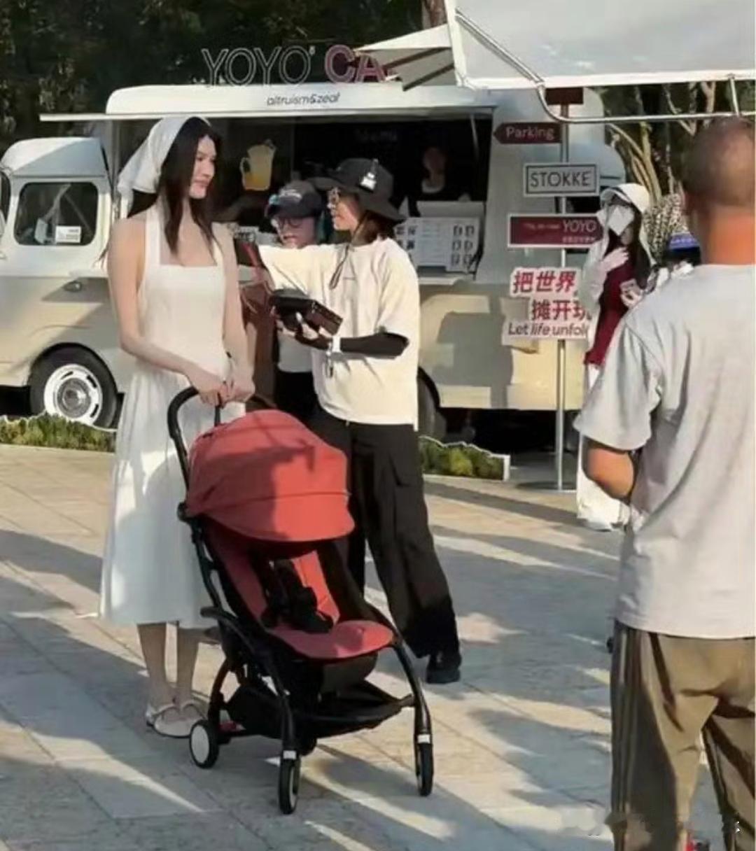 超模何穗阿那亚拍广告，婴儿车直接背身上，贤妻良母型 