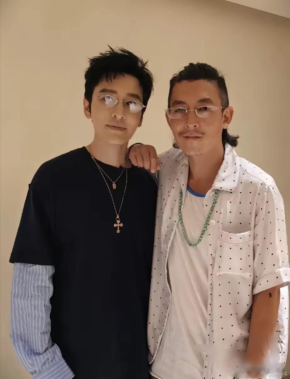 黄晓明和陈冠希这次同框，年龄明明差不了多少，但是黄晓明却输得有点明显。这次别看脸