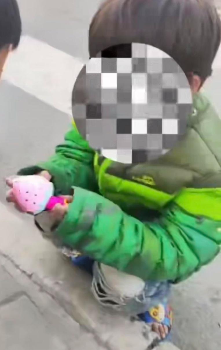 【寒冬中只穿拖鞋的小女孩获救，泪目！妈妈走了，但世界开始爱她】立冬刚过，西安街头