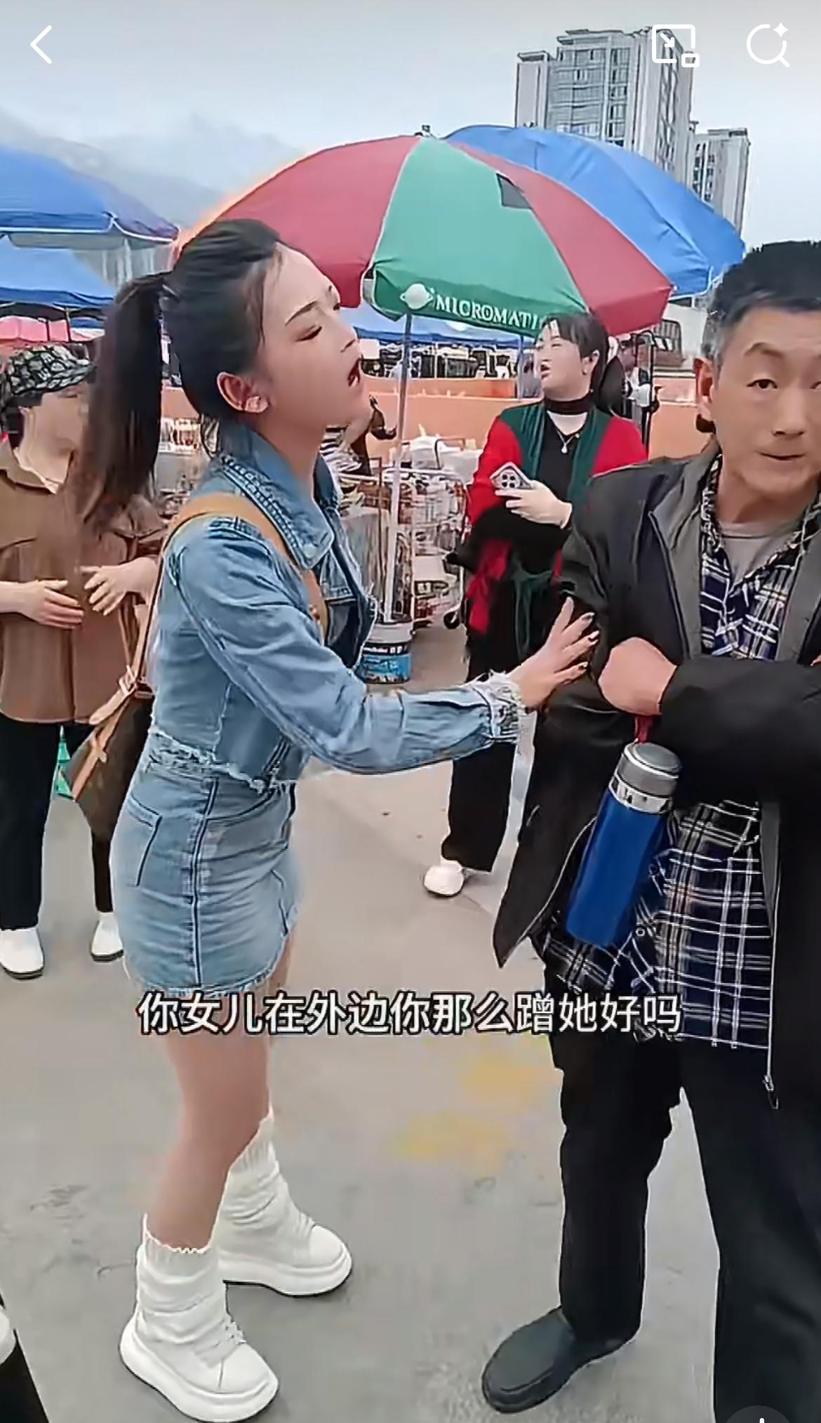这个老头性骚扰女孩，被女孩发现了当面指责，事发重庆奉节高铁站广场。女孩质问他，你