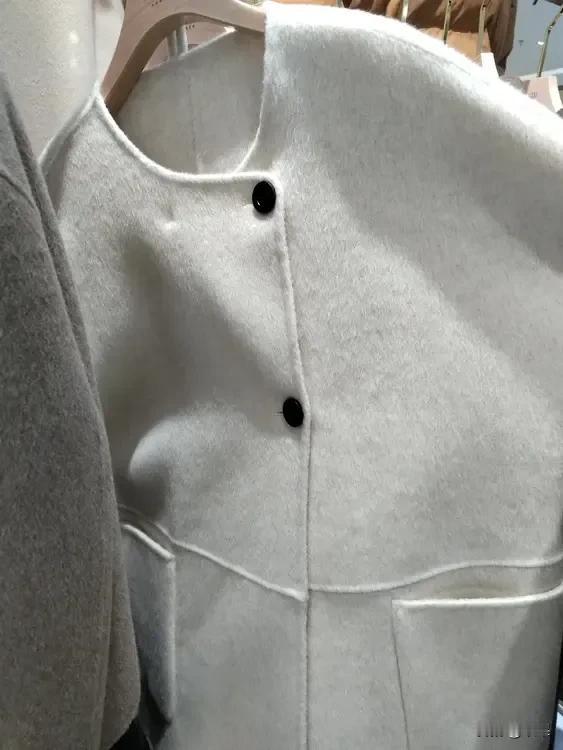 人真是不能貌相！有个朋友在卖衣服，我没事去找她玩，在她店里目睹了一件这样的事，让