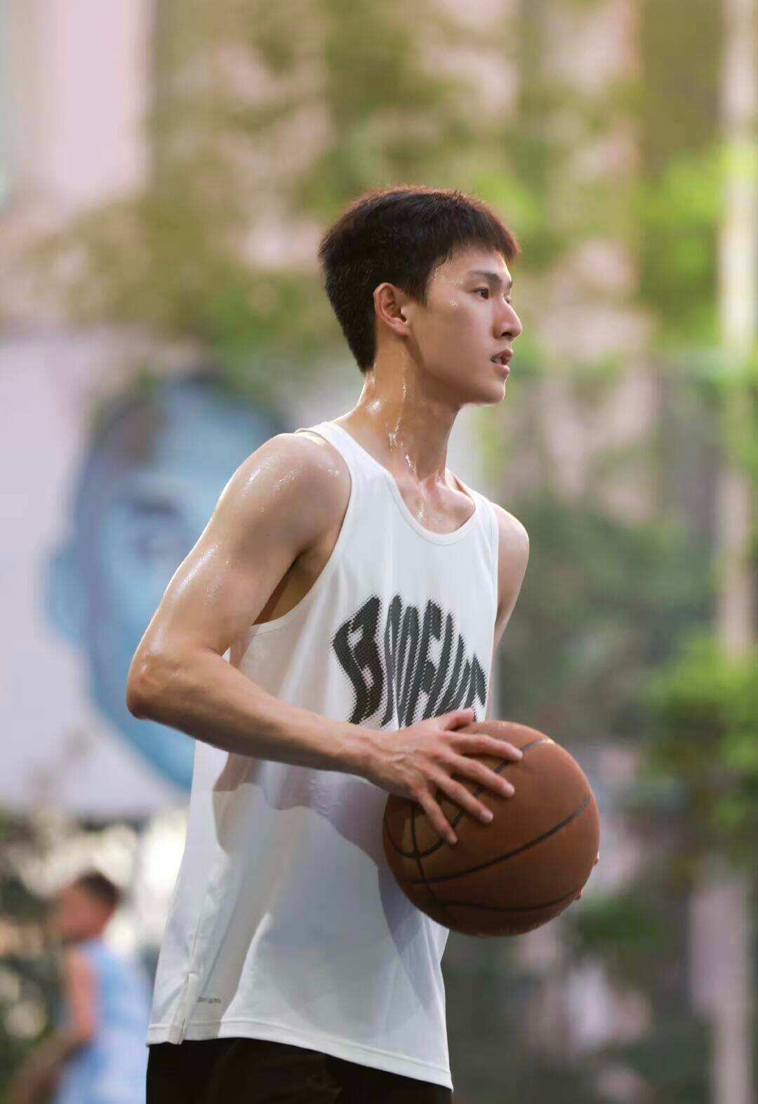 3X3黄金联赛，8月火热继续🔥🏀分享一些内娱男星的篮球神图。王鹤棣｜李昀锐｜