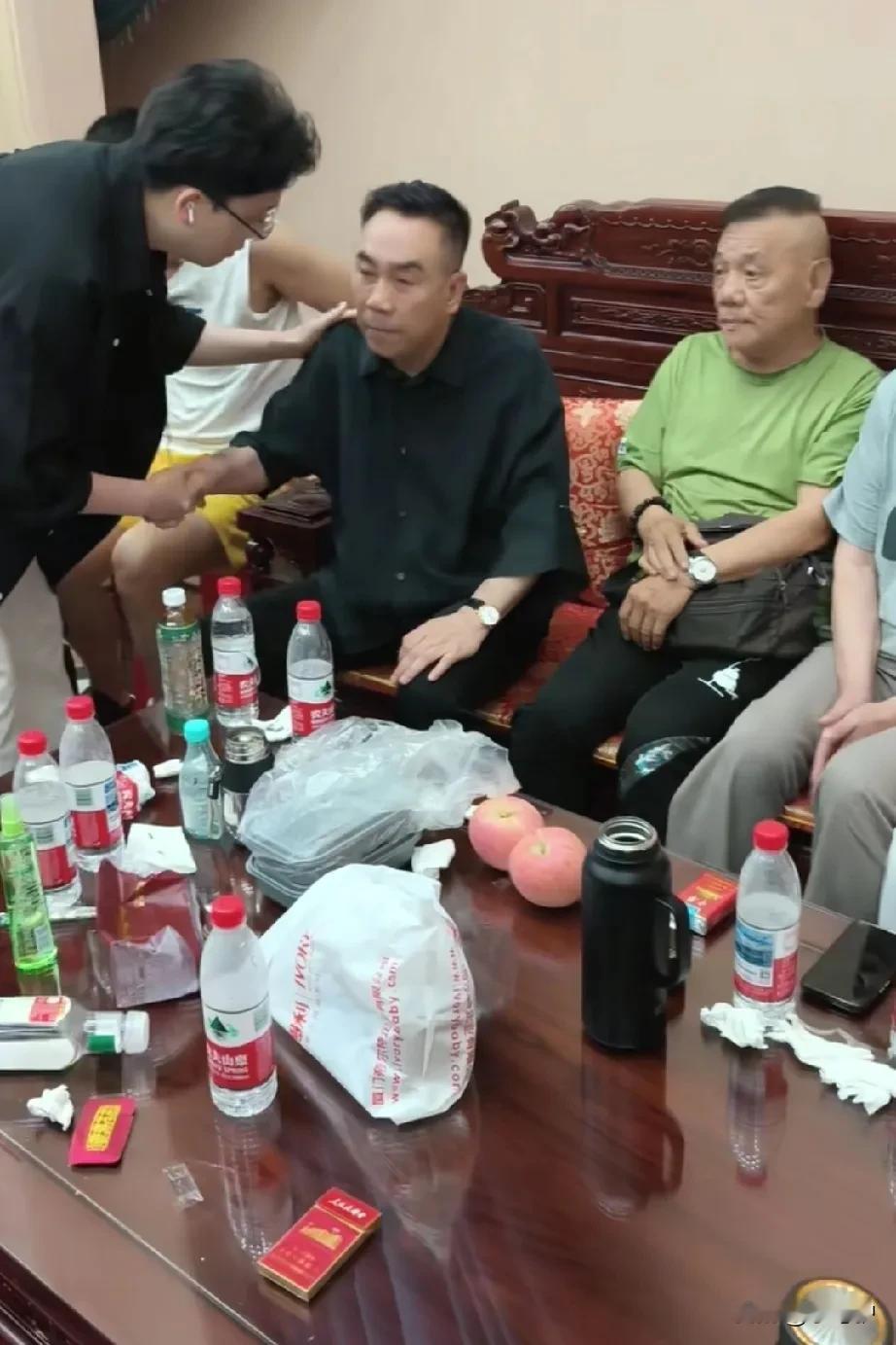 我从来不会把文艺工作者当过去的下九流来看待，但是我也不会拔高的去看他们，故去一个