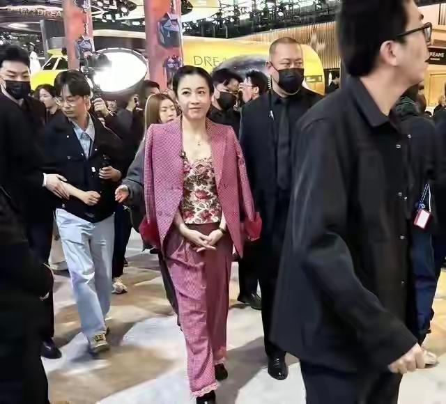 曾经的娱记逆袭成香港女首富，甘比现身上海街头：这气质，钱堆不出来

都说相由心生