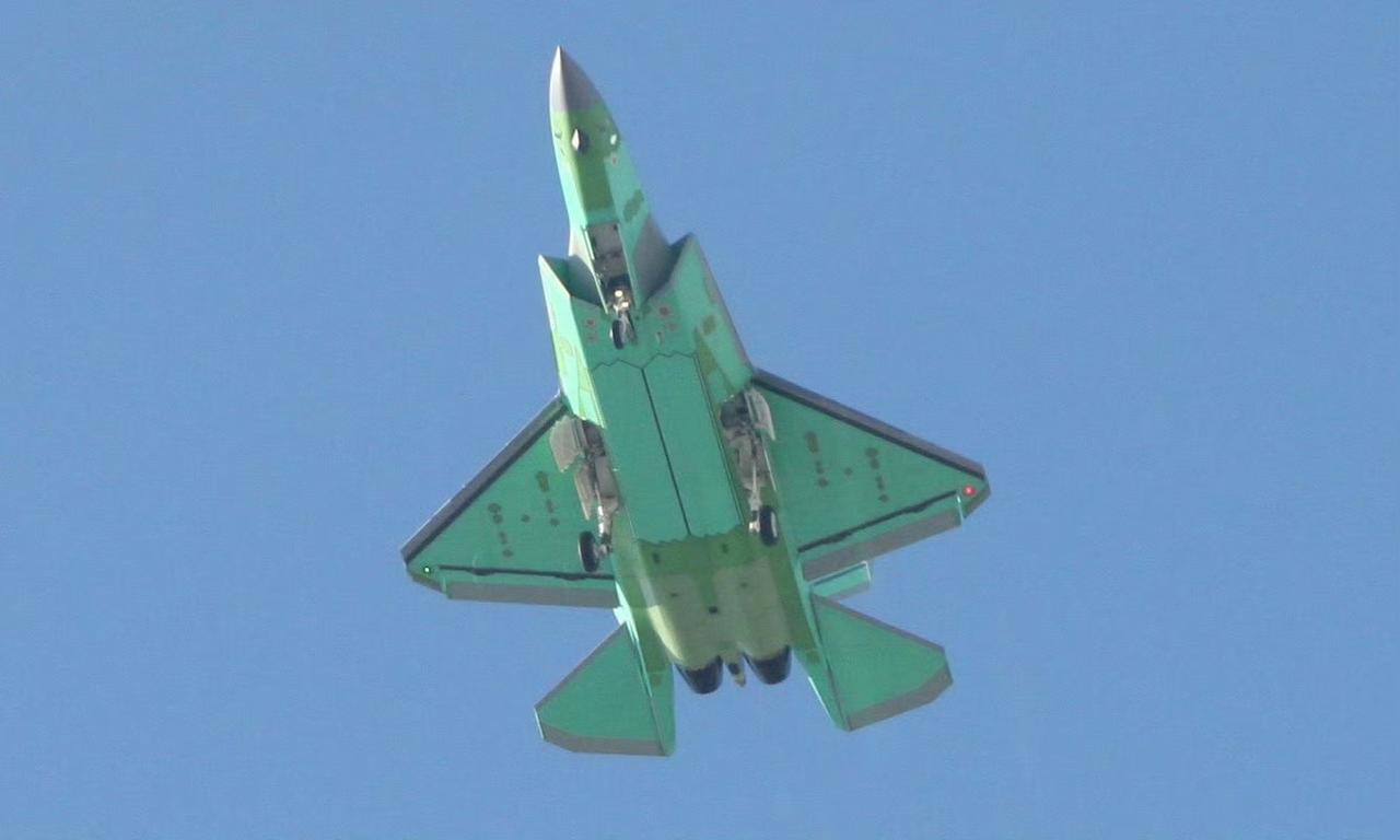 这几天沈飞新出厂试飞的不止有2架舰载版的歼-35，还有空军版的歼-35A绿皮机。