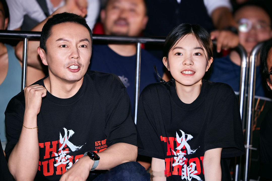 火遮眼谢苗浑身都是劲 杨恩又跟他搭戏也不怯，小姑娘打起来也是真来。一老一少，一个