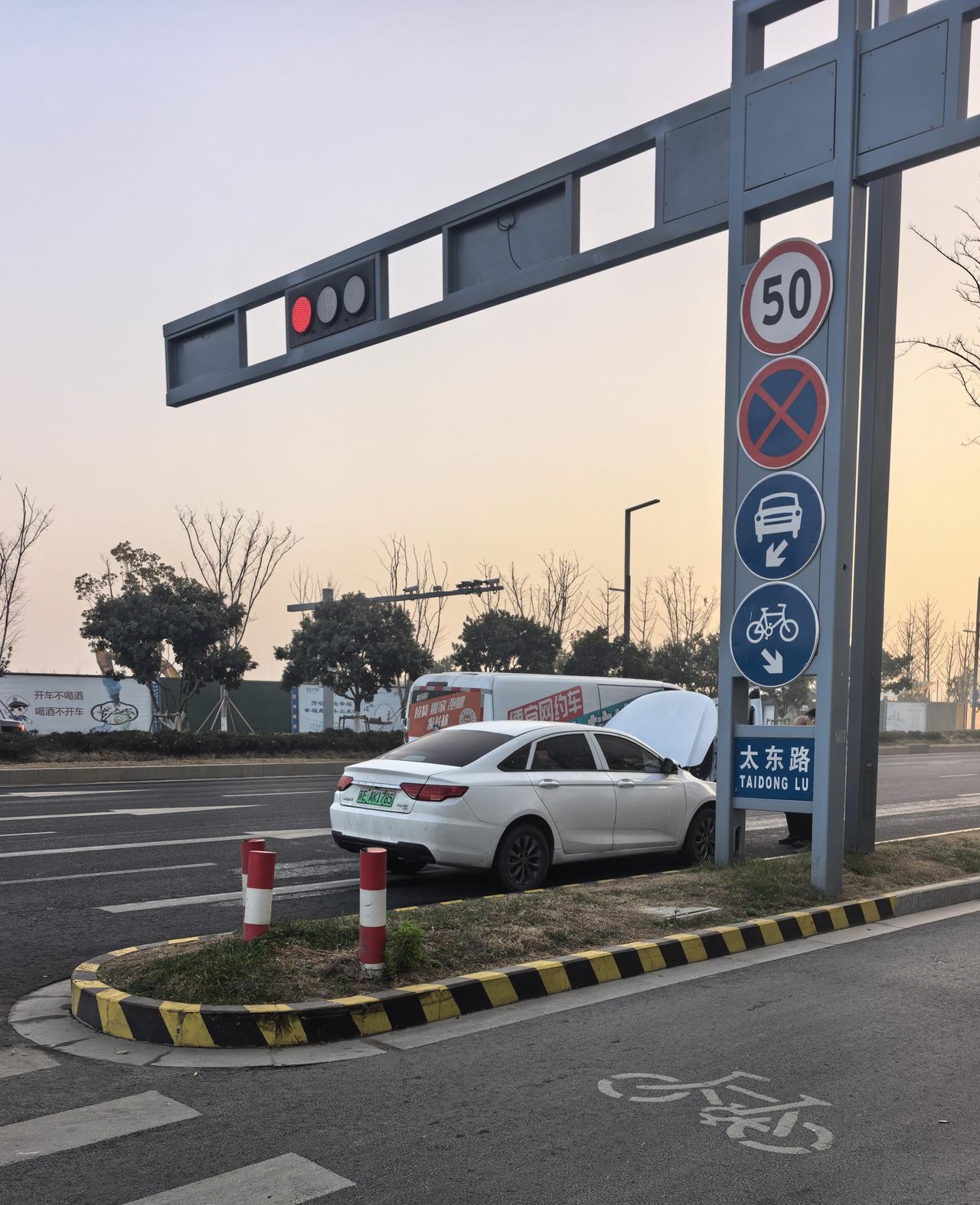 早上上班，遇到一件稀罕事。
刚过路口，看到并排停着两辆车，把路堵了一半。
好生奇