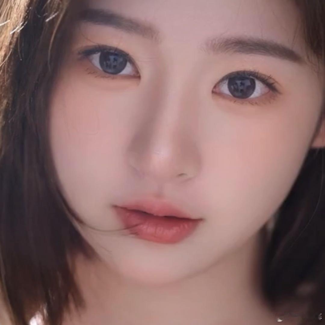 #黄一鸣晒婚纱照#  近日，网红黄一鸣晒出独自一人在影楼拍摄的婚纱照🎥，身边没