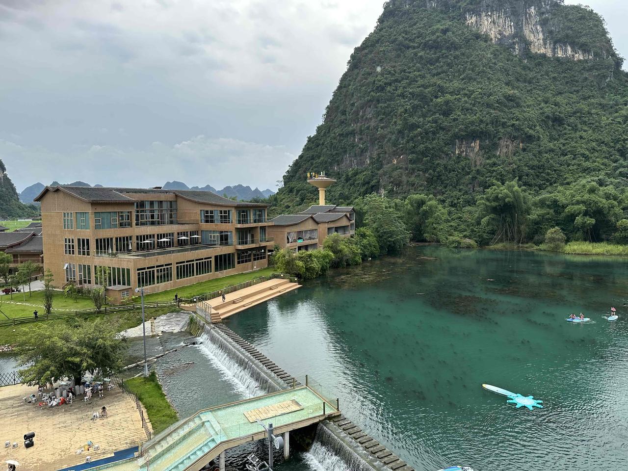 亲子游玩好去处我推荐去龙州天琴壮寨，因为那里山清水秀，可以游泳，旅游设施完善！