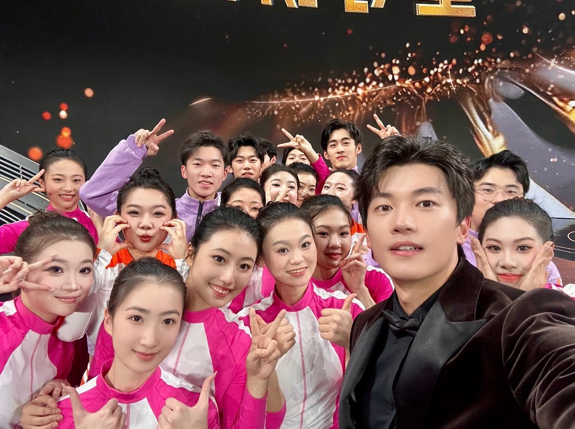 体坛盛典跟演职人员的合照一张这两张眼睛都亮晶晶的汪顺甬敢小兔