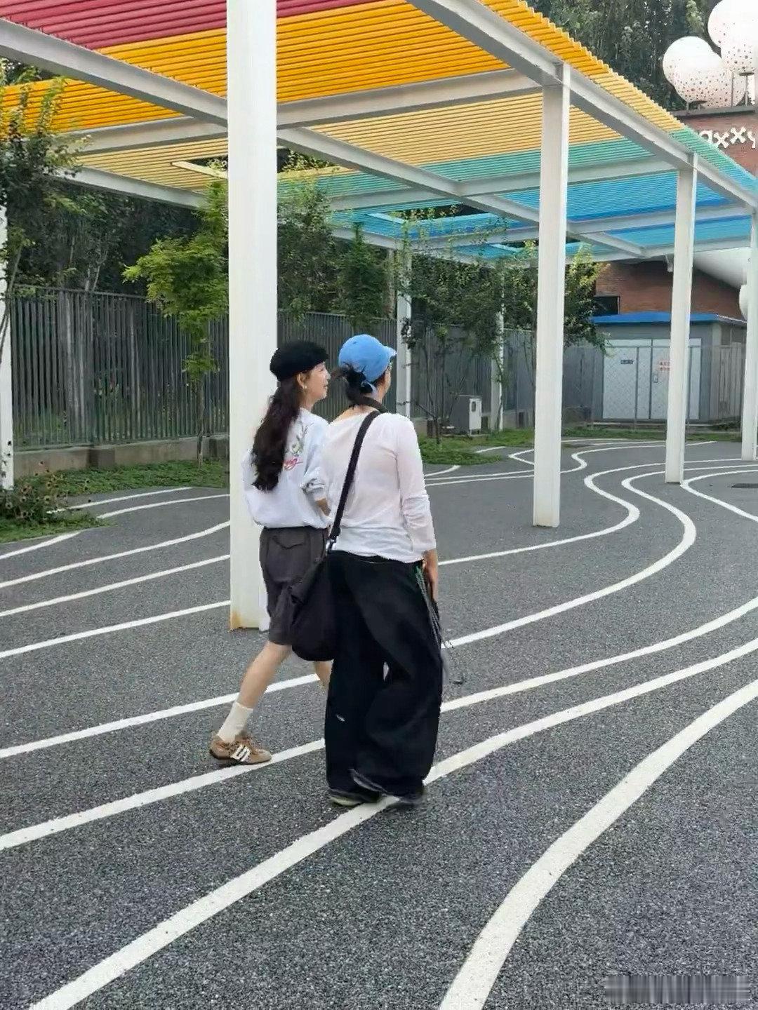 北京到处都在偶遇章若楠 章若楠持续被北京市民偶遇中，私服的楠楠也好美~羡慕北京网