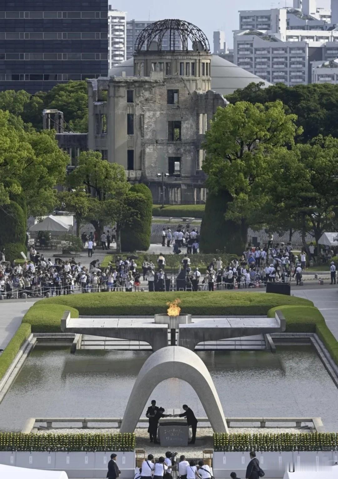 日本共同社报道，当地时间8月6号，高市早苗站在原子弹爆炸遗址前念稿子：我国坚持无