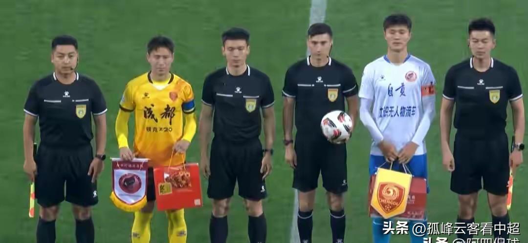 不耽误露脸？刚刚在京鲁大战中出现严重失误的主裁判麦麦提江竟然去吹罚川超了。
本来