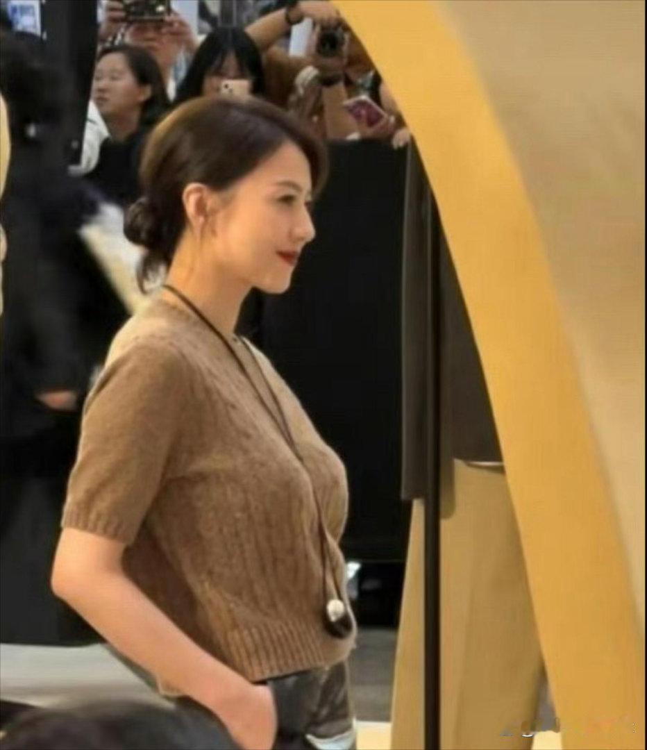 褪去精致妆造的高圆圆毫无修饰，原生颜值依旧惊艳动人。 