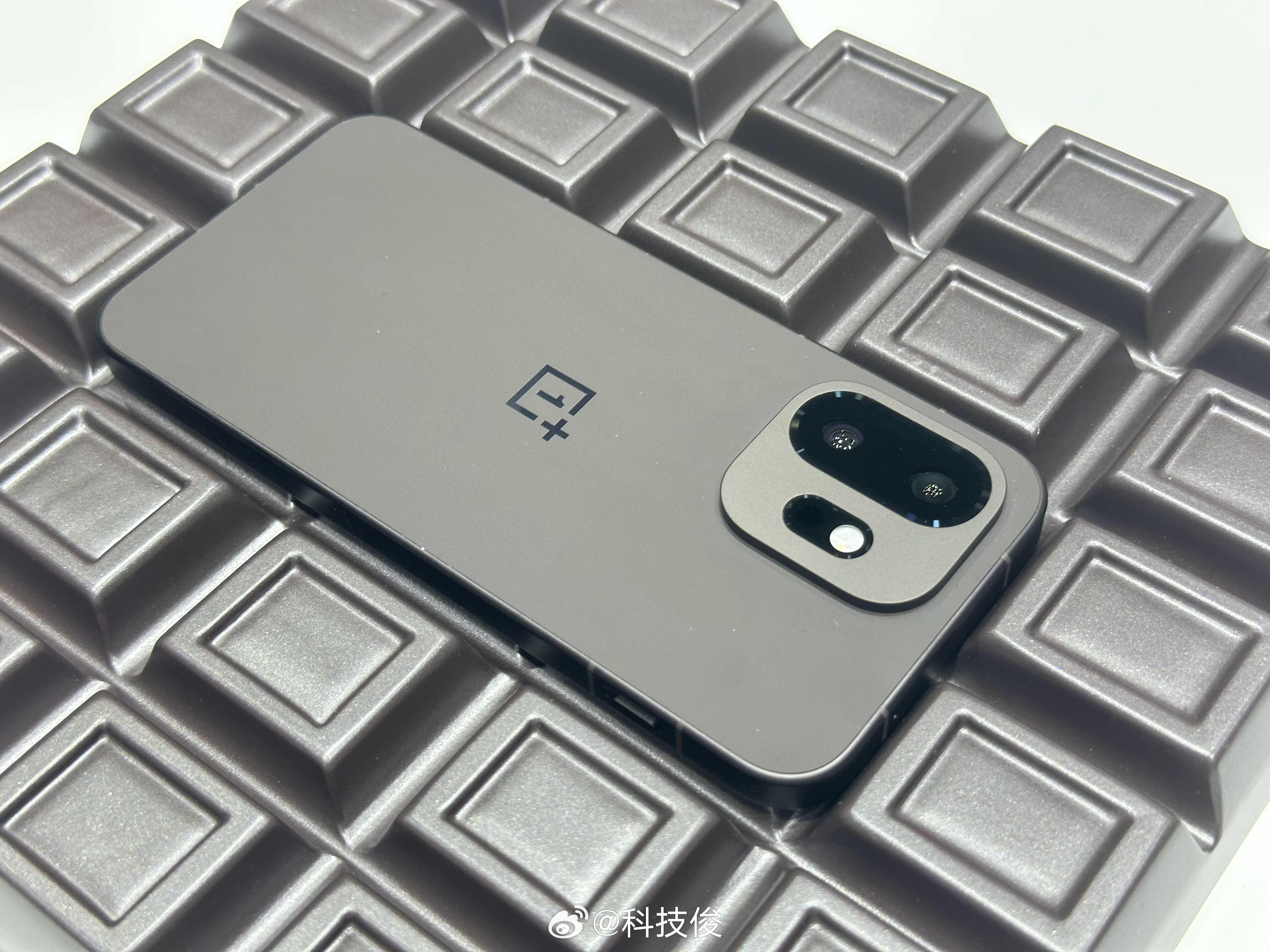 一加15T会后在一加15T展区上手体验了一下，这次会后展区的人是真的多，好不容易