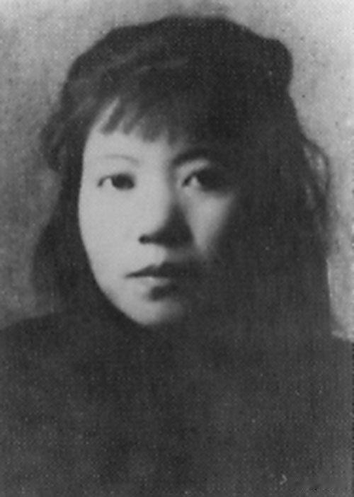 1948年，一个叛徒被带到审讯室，对面坐着他亲手出卖的女人。特务指着叛徒问她：“