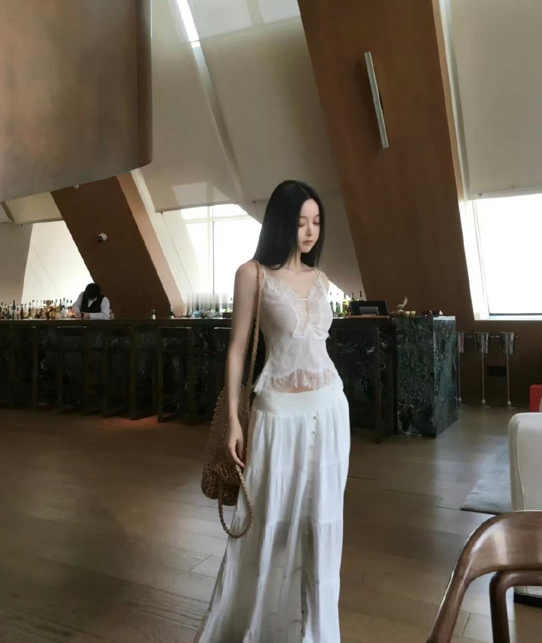 生活有一点我不是太喜欢 就是它总让更懂事的人 来承担糟糕的感受和结果！晚安 ​​