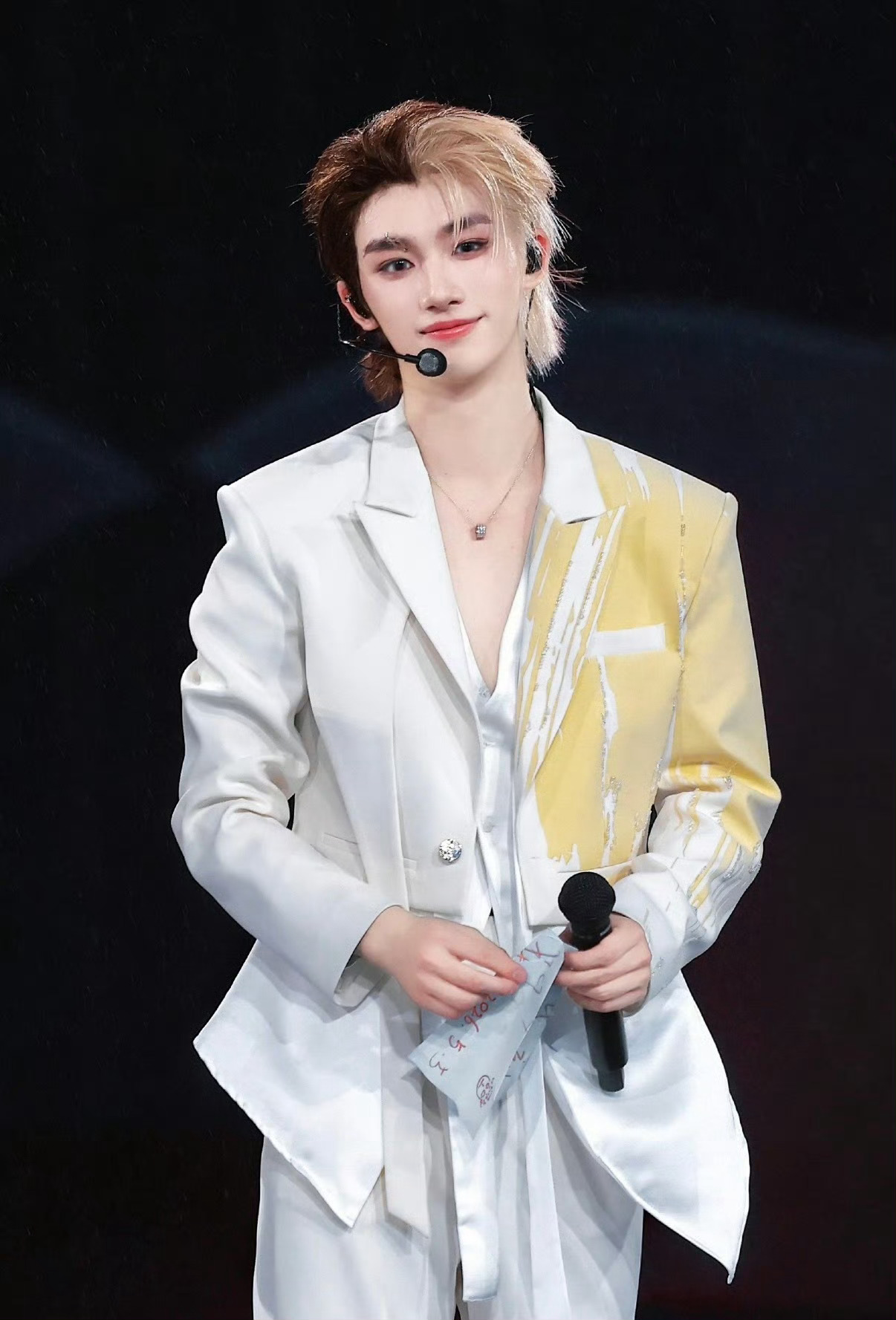 谢娜邀请丁程鑫来当演唱会嘉宾 谢娜一见到丁程鑫就直接“敲档期”了😂 之前演唱会