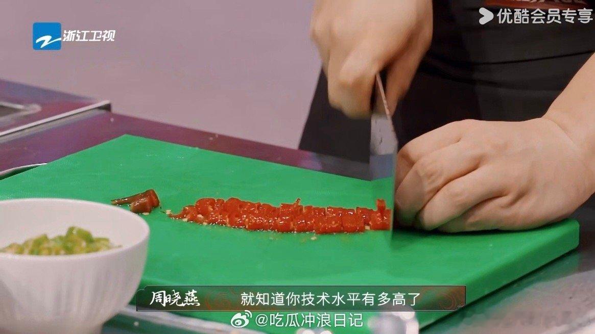 岳云鹏剁菜速度比说相声的嘴还快 岳云鹏在《炙热游戏》友谊赛大秀厨艺！切菜频率快到