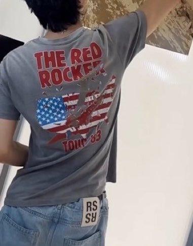 这腰细的真的能一手掐断。。。谁给他的饭里下点增肥药 哦忘记了 他根本不吃饭呀