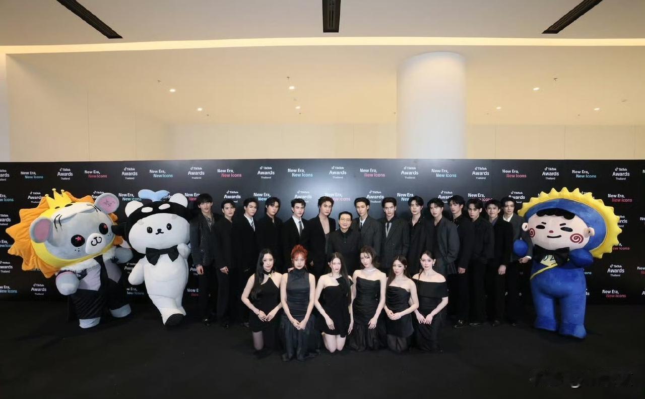 最近泰国某颁奖礼的合照把人看傻了，女艺人们穿着裙子齐刷刷跪在前头，男艺人和社长却