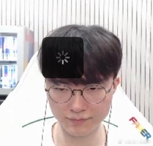 Faker以后有可能真的从政啊，不只有青龙勋章，还有警长警衔，现在已经算公务员了