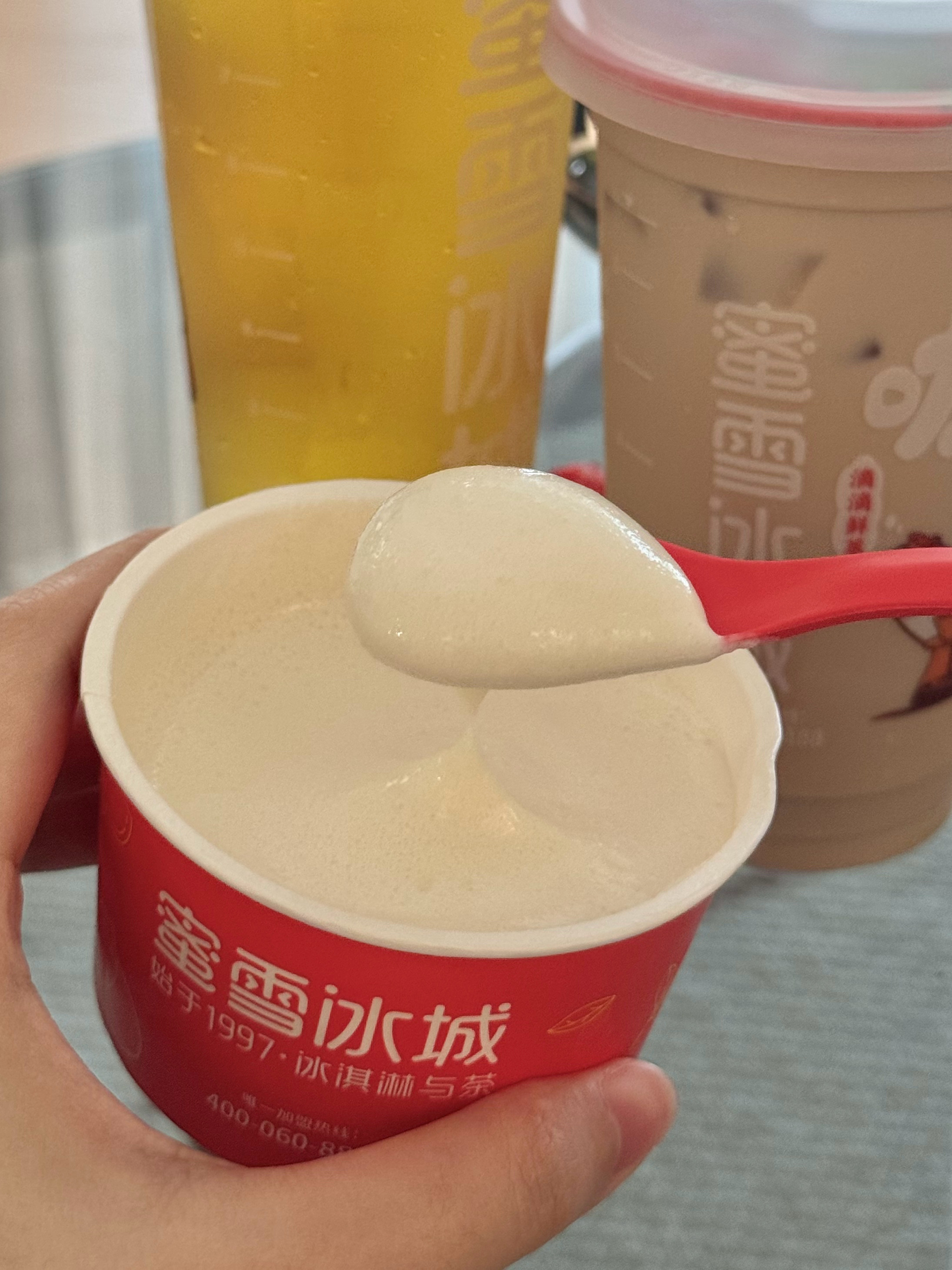 不知道点什么去翻之前的评论，立马下单喝上。这杯芝士奶盖四季春不错诶。奶盖咸咸的又