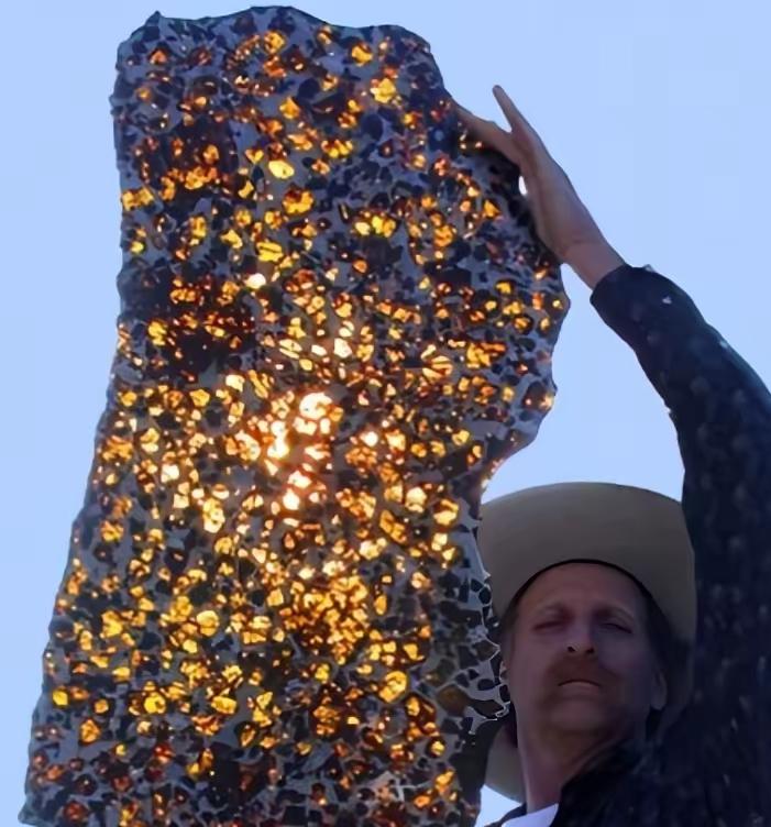 2000年，新疆一位农民在戈壁滩上，发现1颗“天价”陨石，重达一吨以上！本是太空