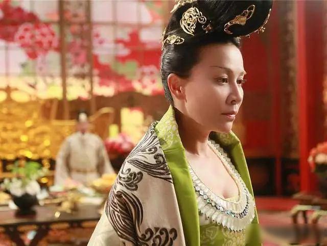 武则天的男宠骑马出门，两个亲王一左一右伺候着——一个扶马鞍，一个牵缰绳，嘴里还不