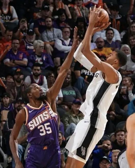 杜兰特终于被天赋比他高的人碾压了——文班亚马：
臂展比你长
投篮比你高
盖帽比你