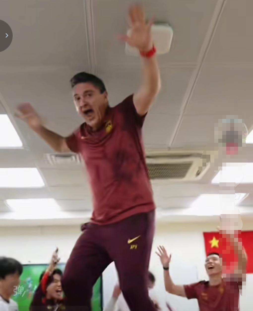 安东尼奥太开心了，更衣室跳起了舞！这一幕想到了当年国足世预赛晋级18强赛后更衣室