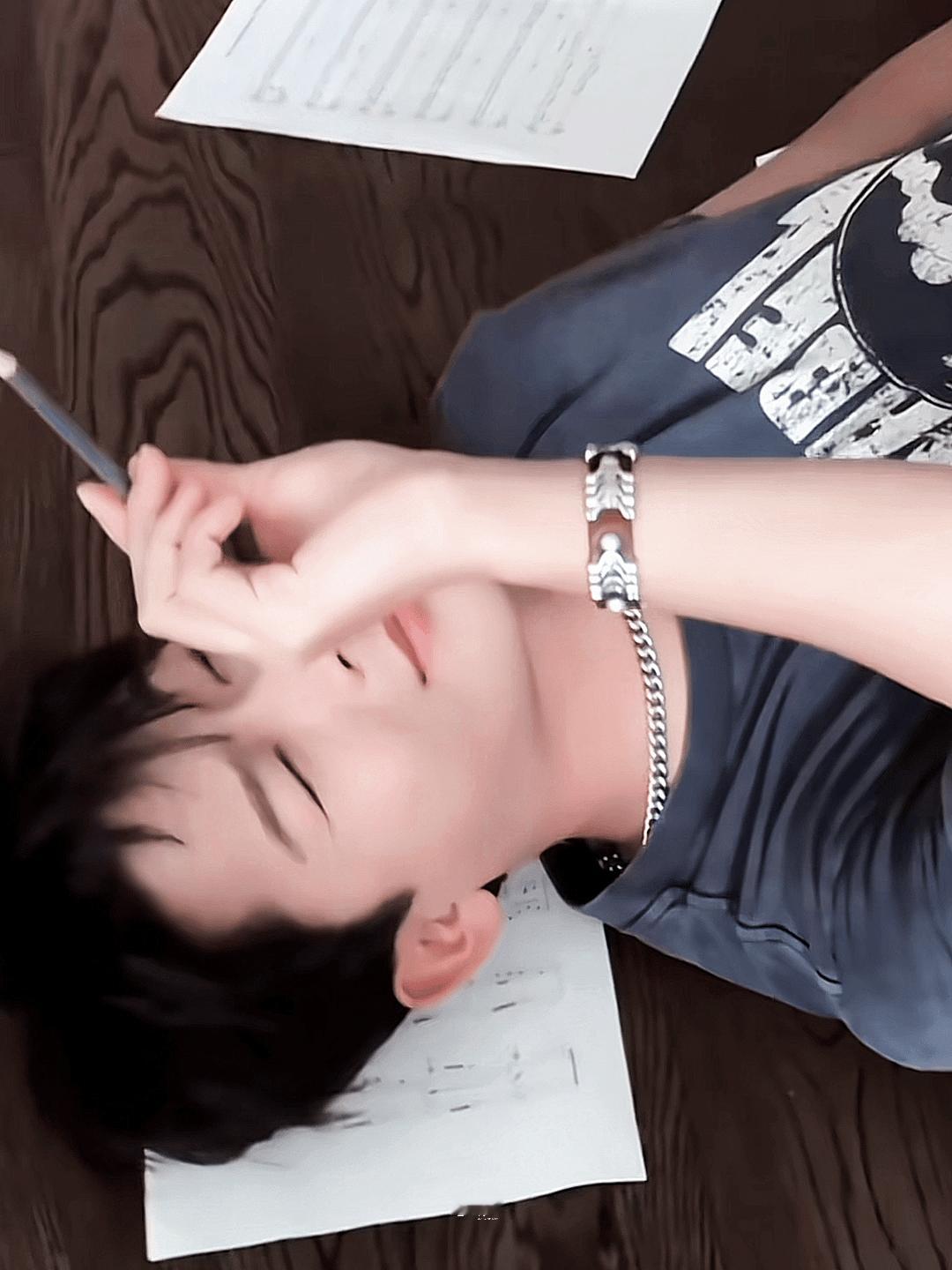 每次老公 不翻牌 我都暗自窃喜 因为我这老寒腿每次都跑不过别人 老公 电影看完了