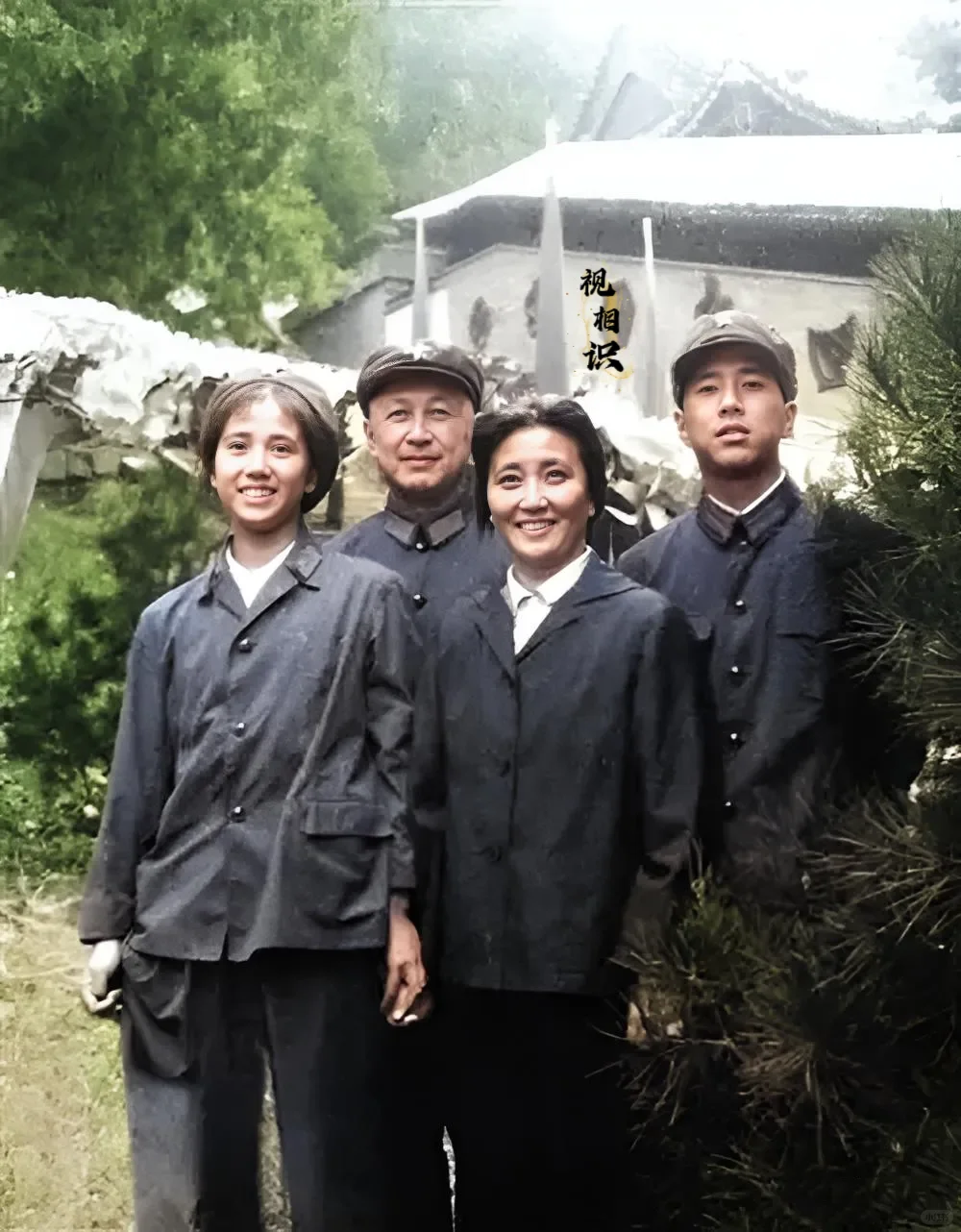 70年代，钱学森一家四口的合影照片，镜头中除了钱学森和夫人蒋英外，还有他们的儿子...