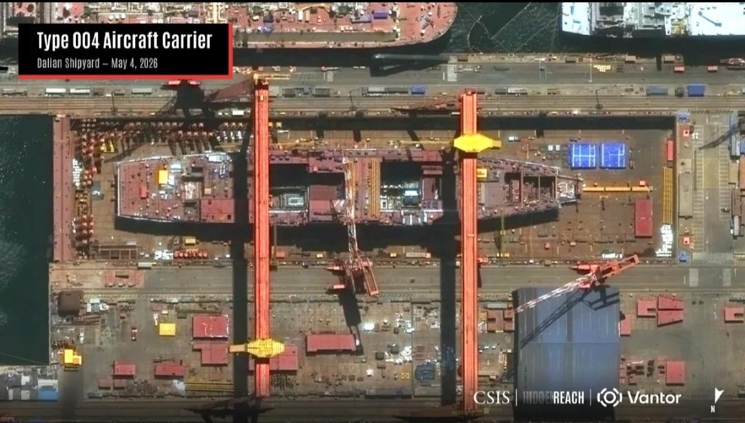 这是国外媒体发布的中国004型“何剑”2026年5月4日在大连造船厂的建造图片。