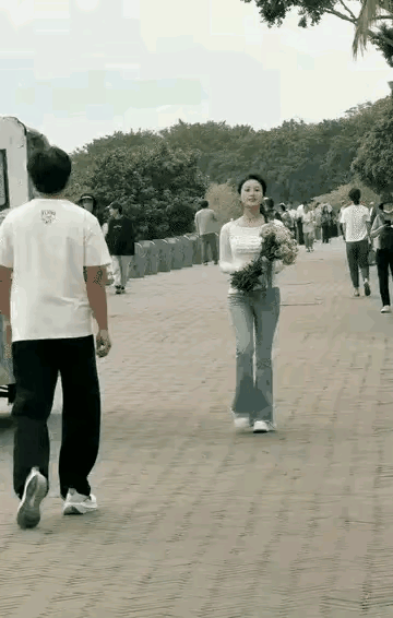 小伙子有点懵，愣着干嘛，赶紧追上去啊。
    这是一幅很温馨的画面，女孩大方漂