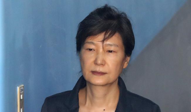 韩国政坛，真是杀疯了。
尹锡悦刚被法院一审判了无期徒刑，同一天，74岁的朴槿惠养