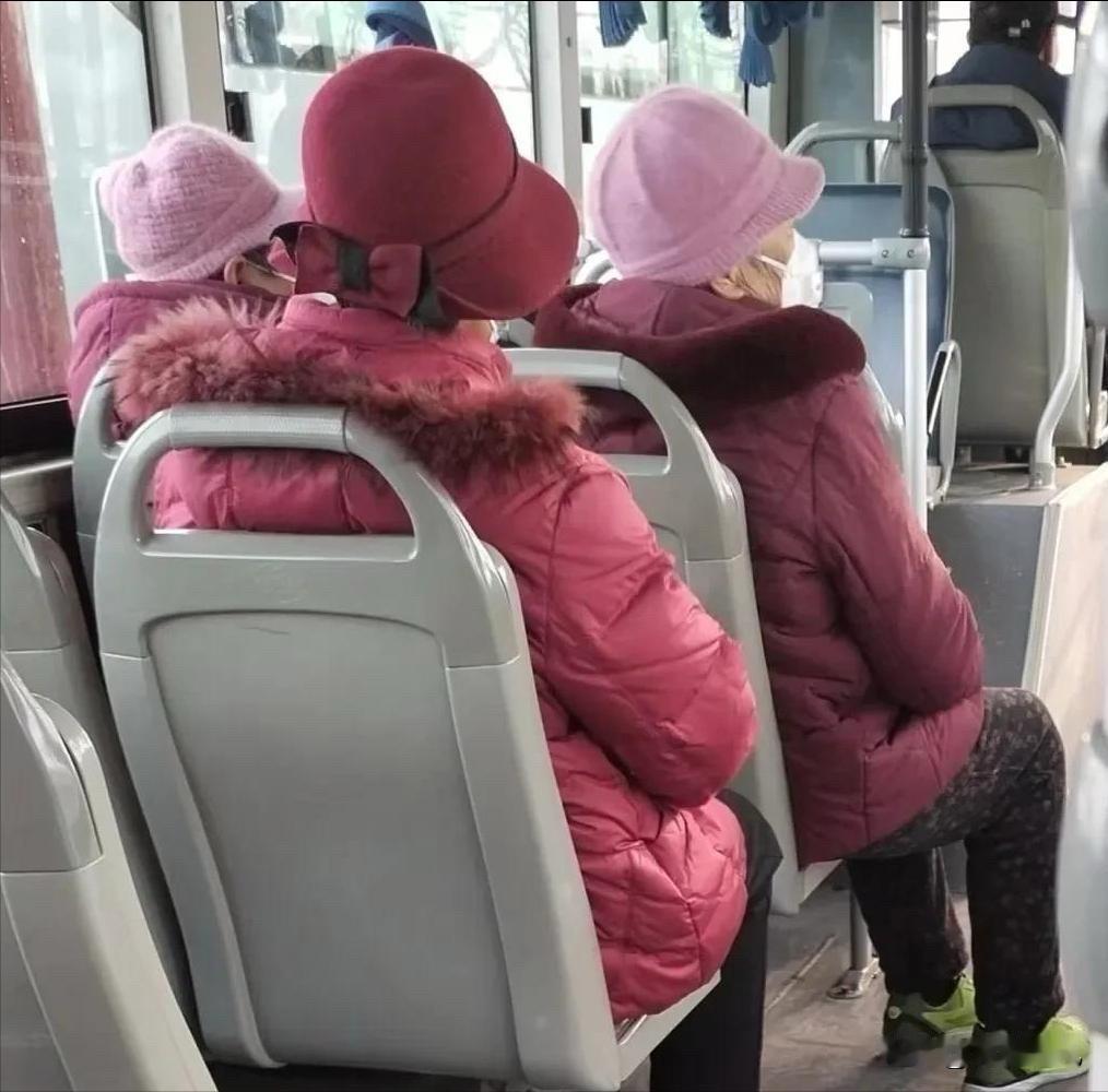 人越老越信玄学？公交车上一幕，揭开老人偏爱穿红色的真相

今天坐公交，无意间听到