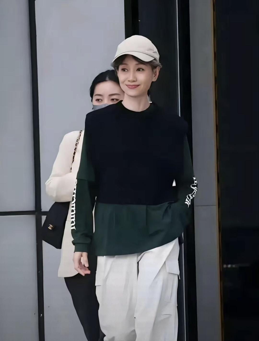 人靠衣装马靠鞍，叶童都63岁了，这打扮真年轻啊，真的像小姑娘似的！休闲黑色运动衣