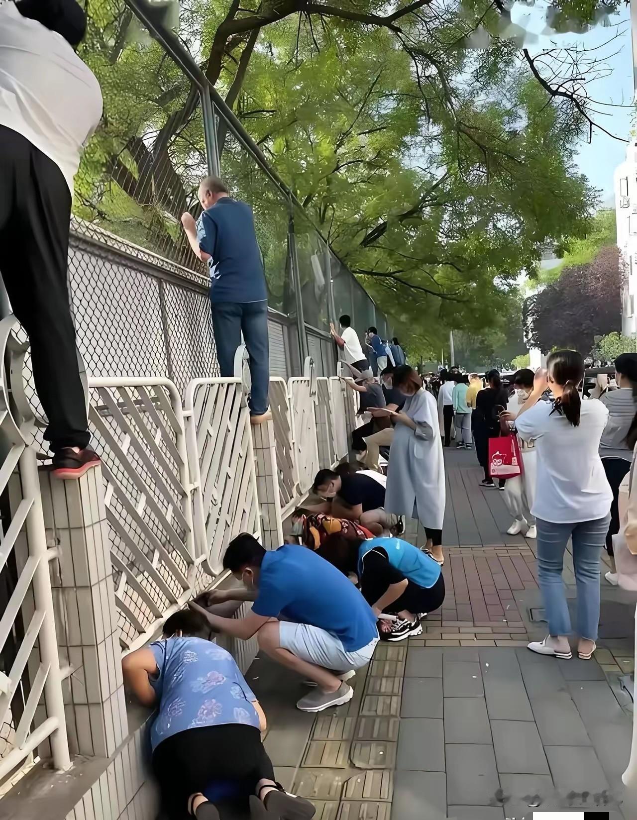 开学第一天，幼儿园外的家长。