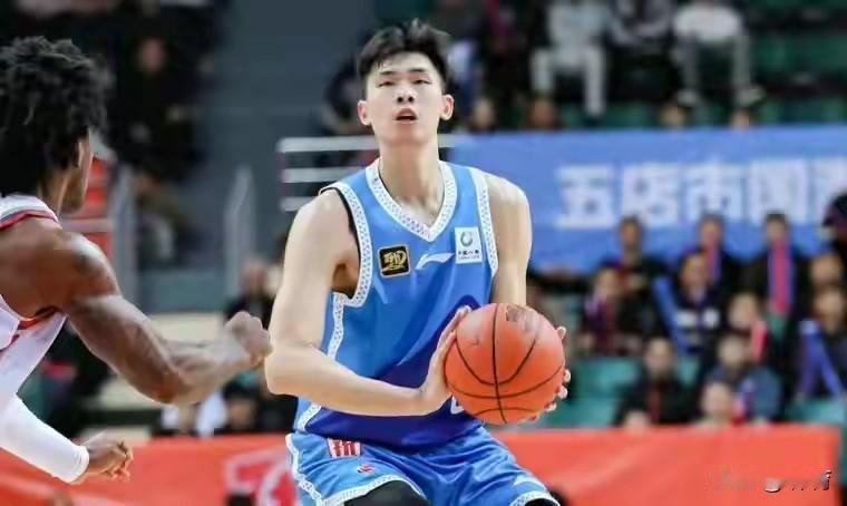 邹阳其实是个不错的锋线球员！在昨晚结束的一场CBA常规赛中，福建男篮以104-8