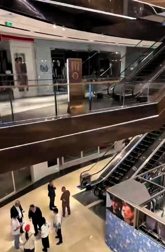 4月18号，一个女的在万达广场从楼上跳下来，商户说人当场就没了。看到这个新闻，心