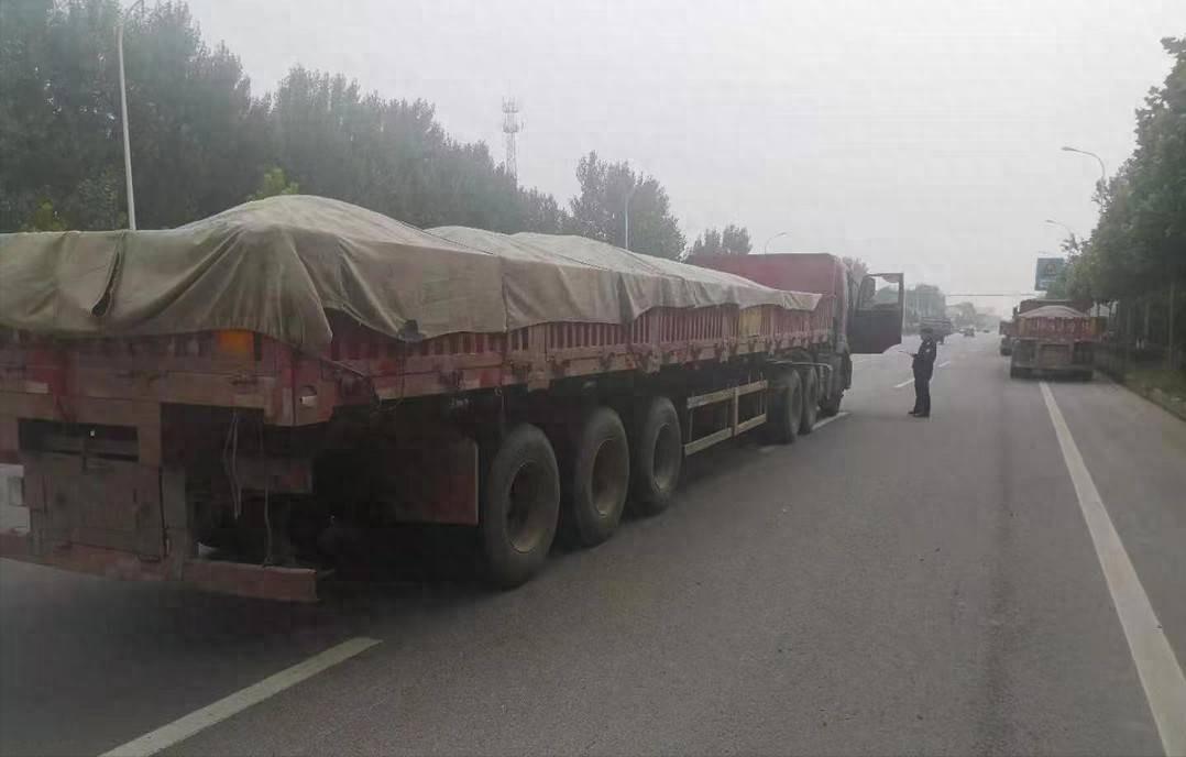 河南，一男子醉酒骑电动车，往一辆大货车后轮上撞，交警判货车司机负主要责任，保险公