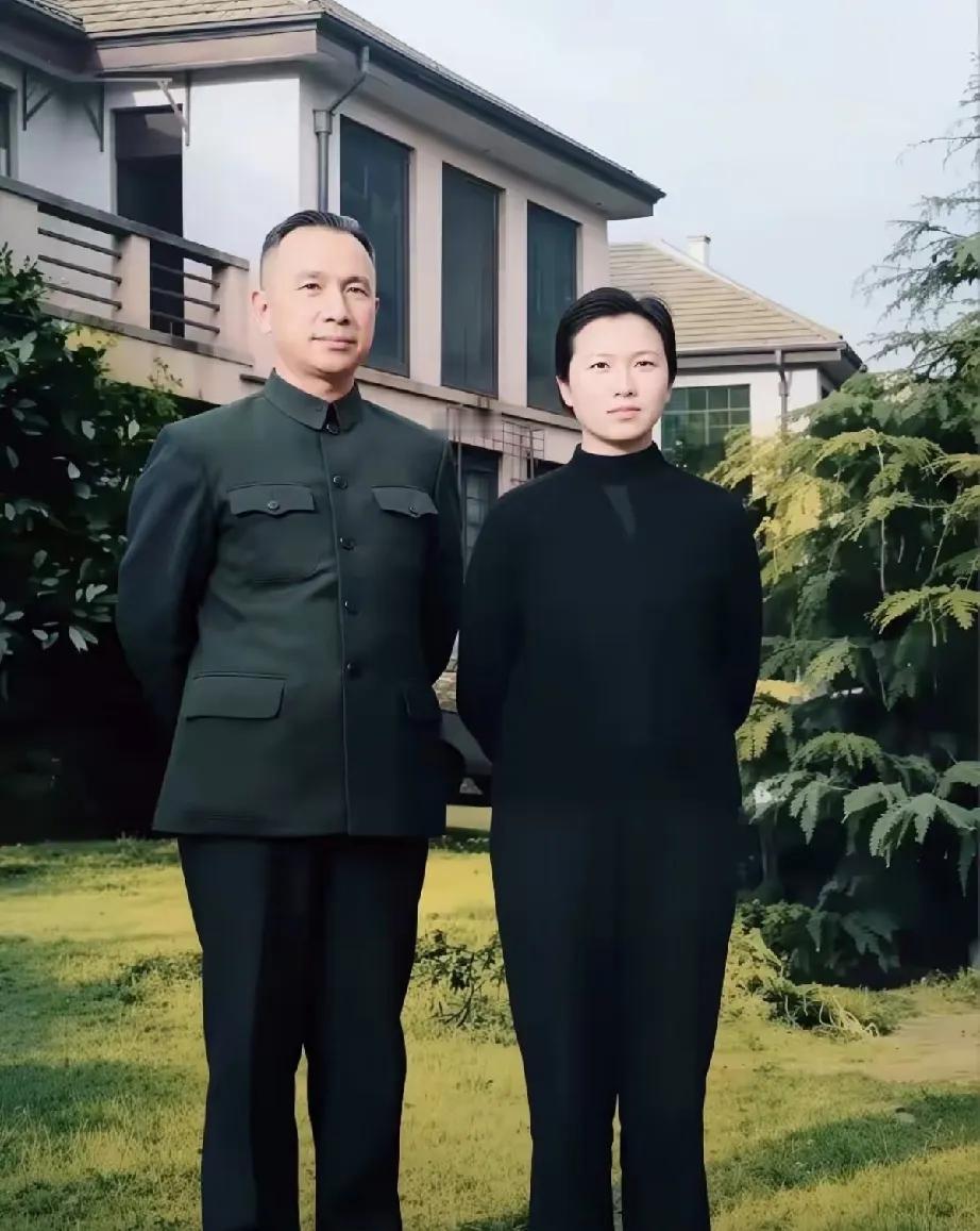 这是“常胜将军”粟裕与妻子楚青的合影照。
粟裕是我们中国人民解放军最杰出的将领之